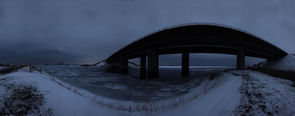 Panorama foto af Amagerbroen i sne.
