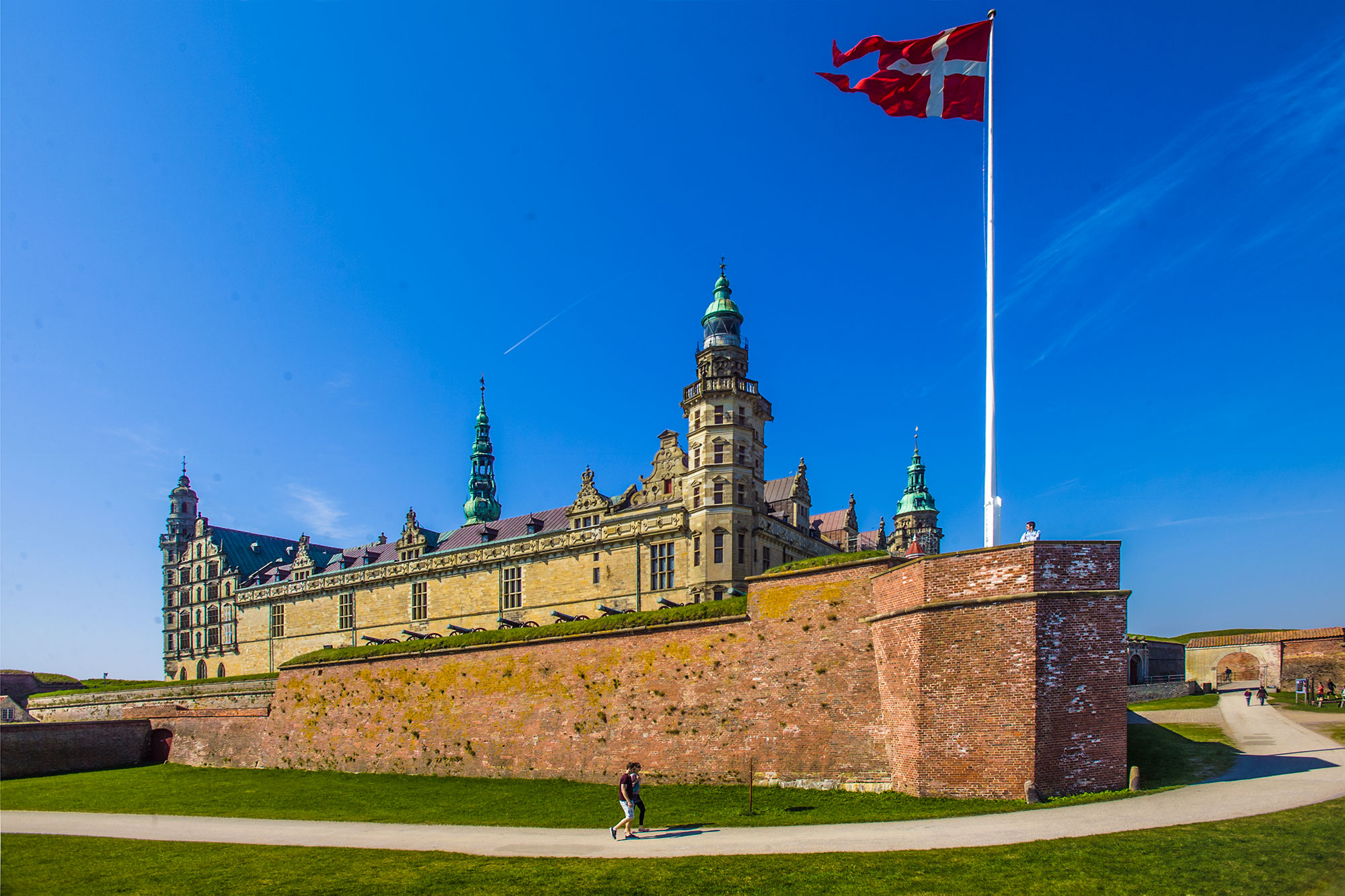 Kronborg slot i sommersol