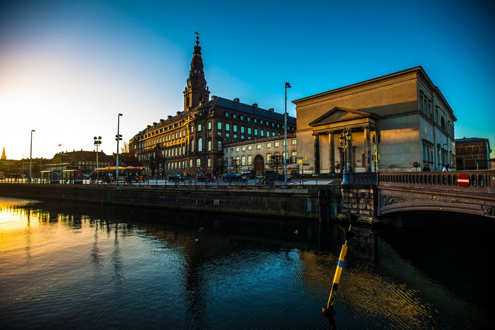 Christiansborg slotsplads i morgensol