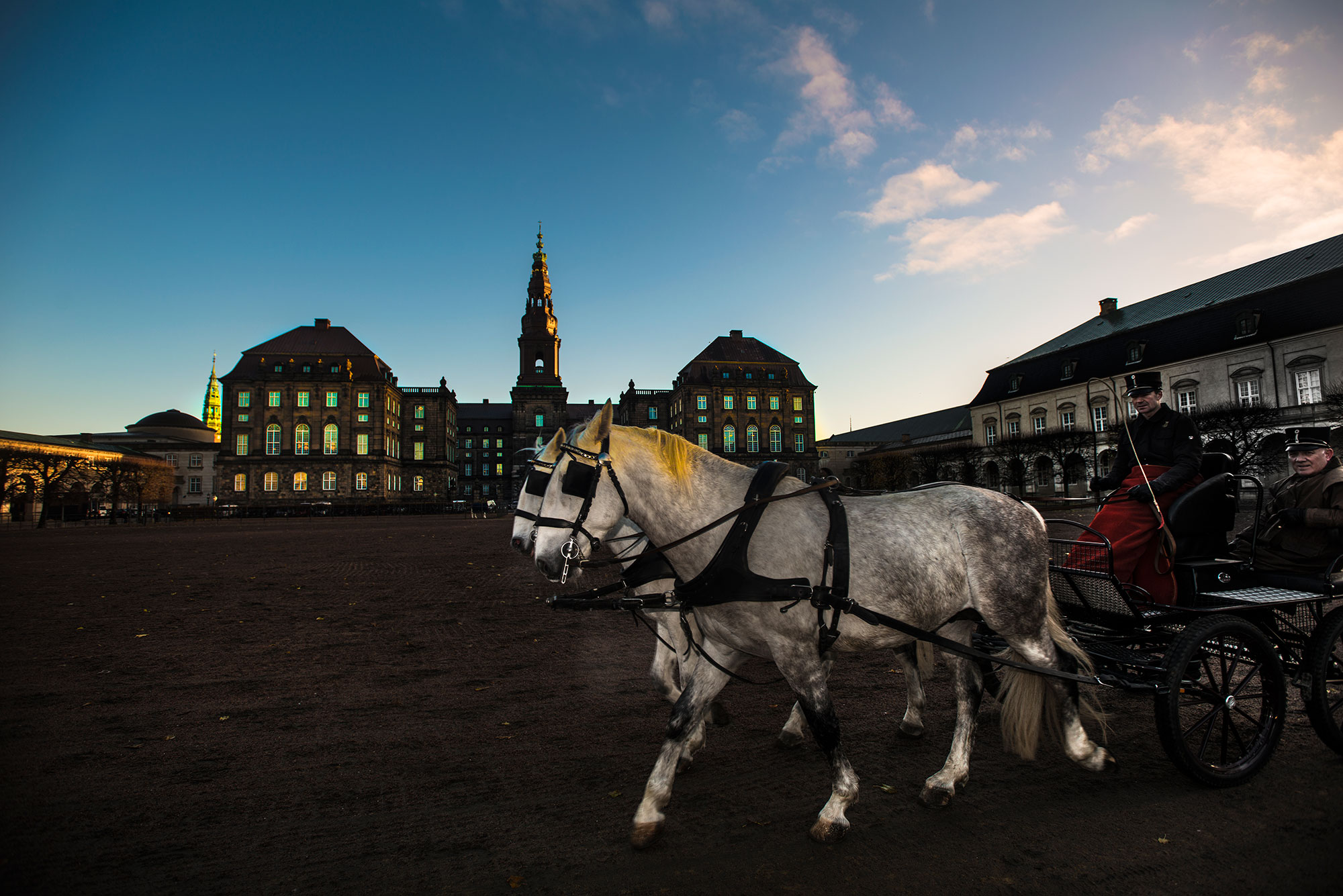Hestevogn kører Foran Christiansborg