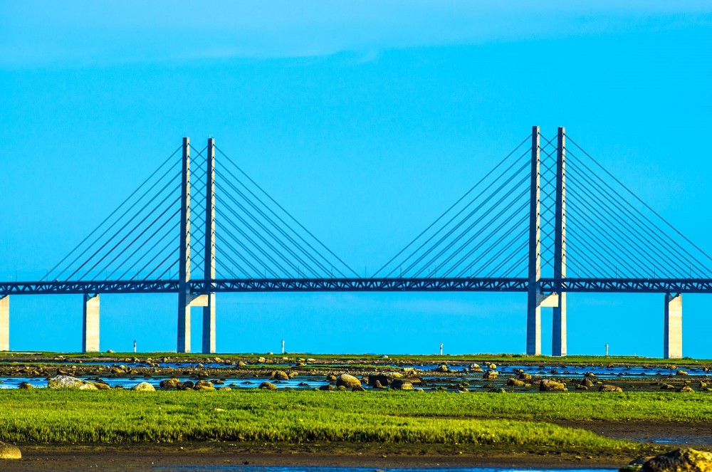 Øresundsbroen eller Öresundsbron set fra saltholm, som ligger lige mellem sverige og danmark.
