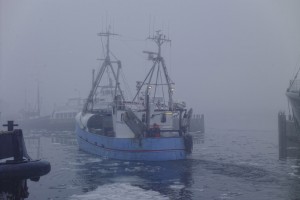 Fiskekutter i is og tåge