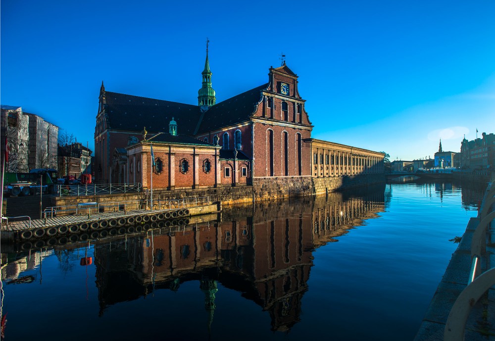 Holmens Kirke foran christiansborg