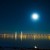 Oresund bridge med ambient lys og måne